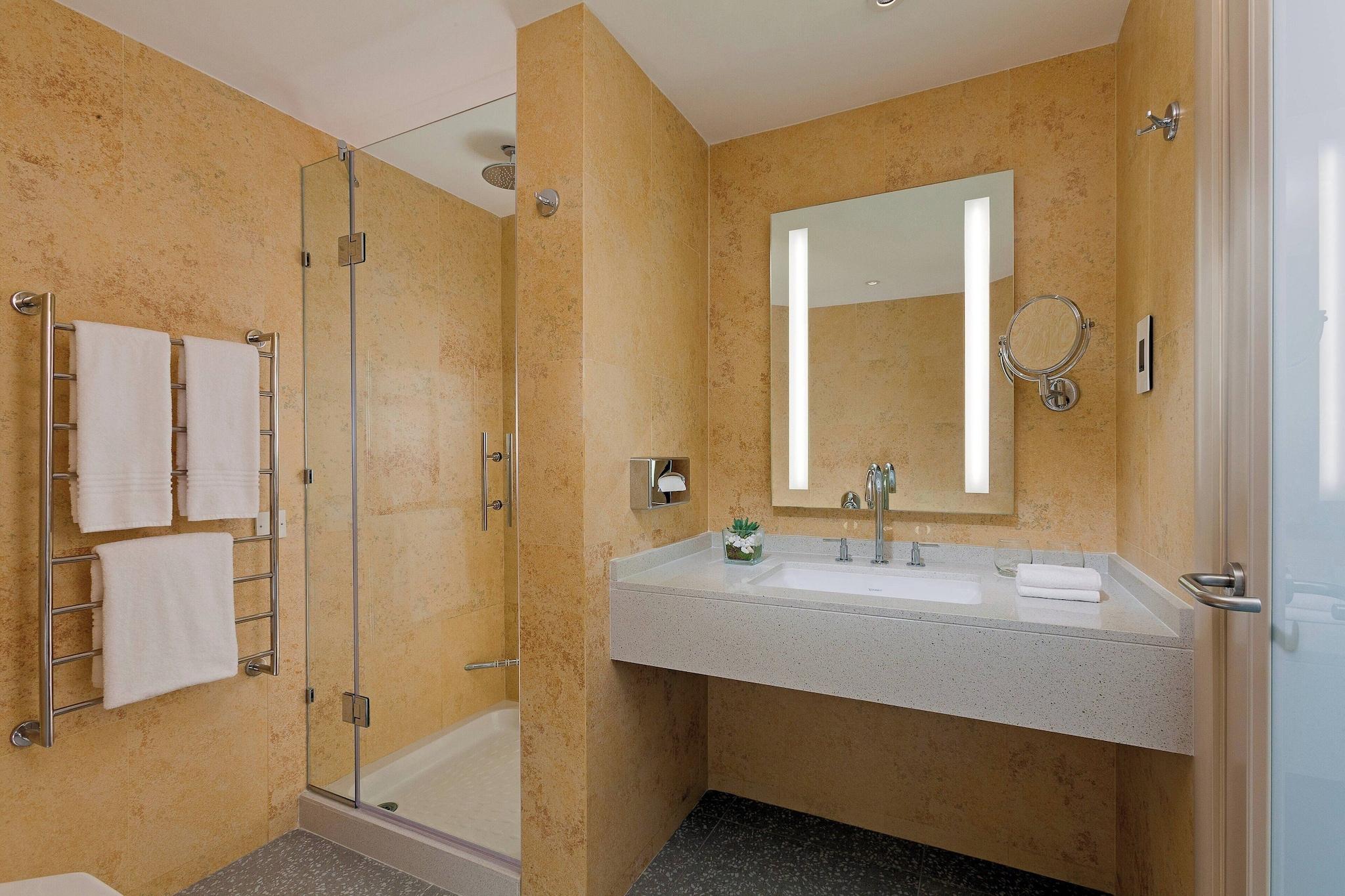 جناح جونيور بسرير كينج، Malta Marriott Hotel And Spa 2/3