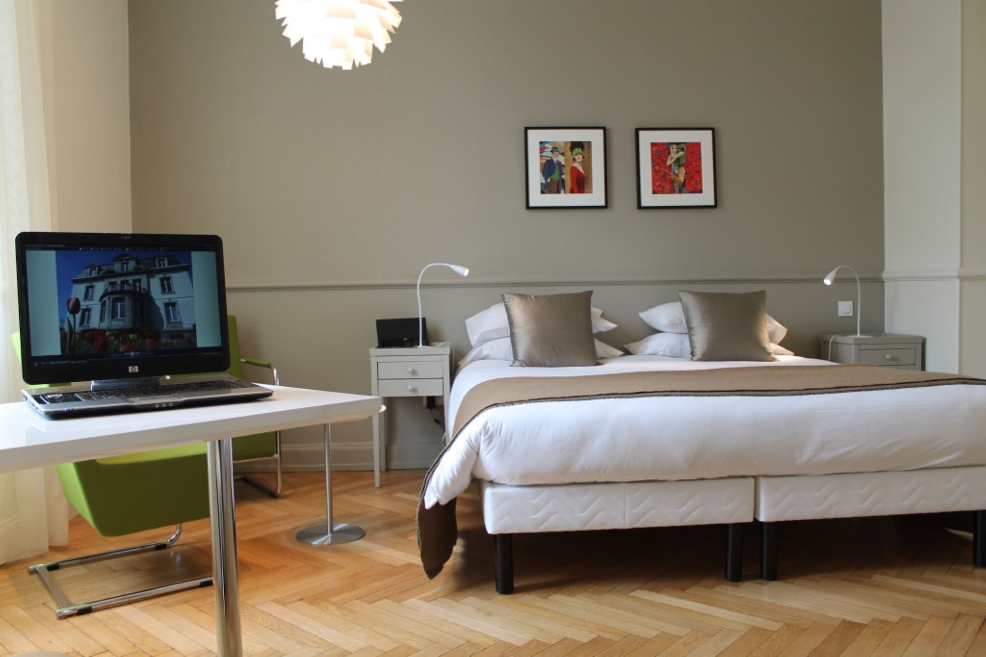ROOM, DOUBLE BED