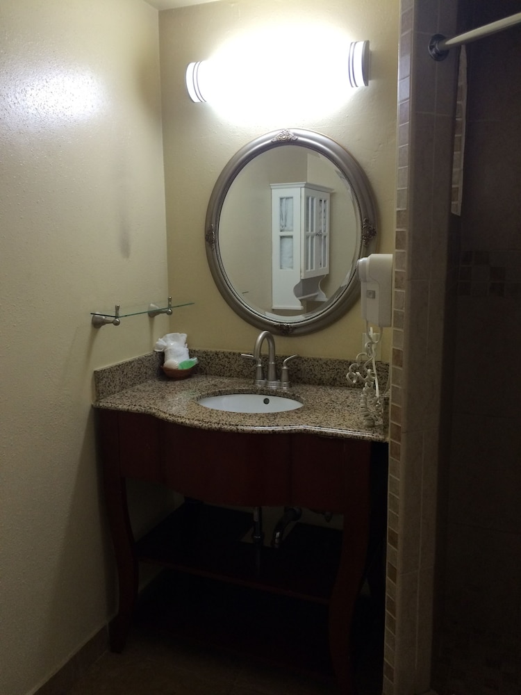 Oasis Inn & Suites 48/50
