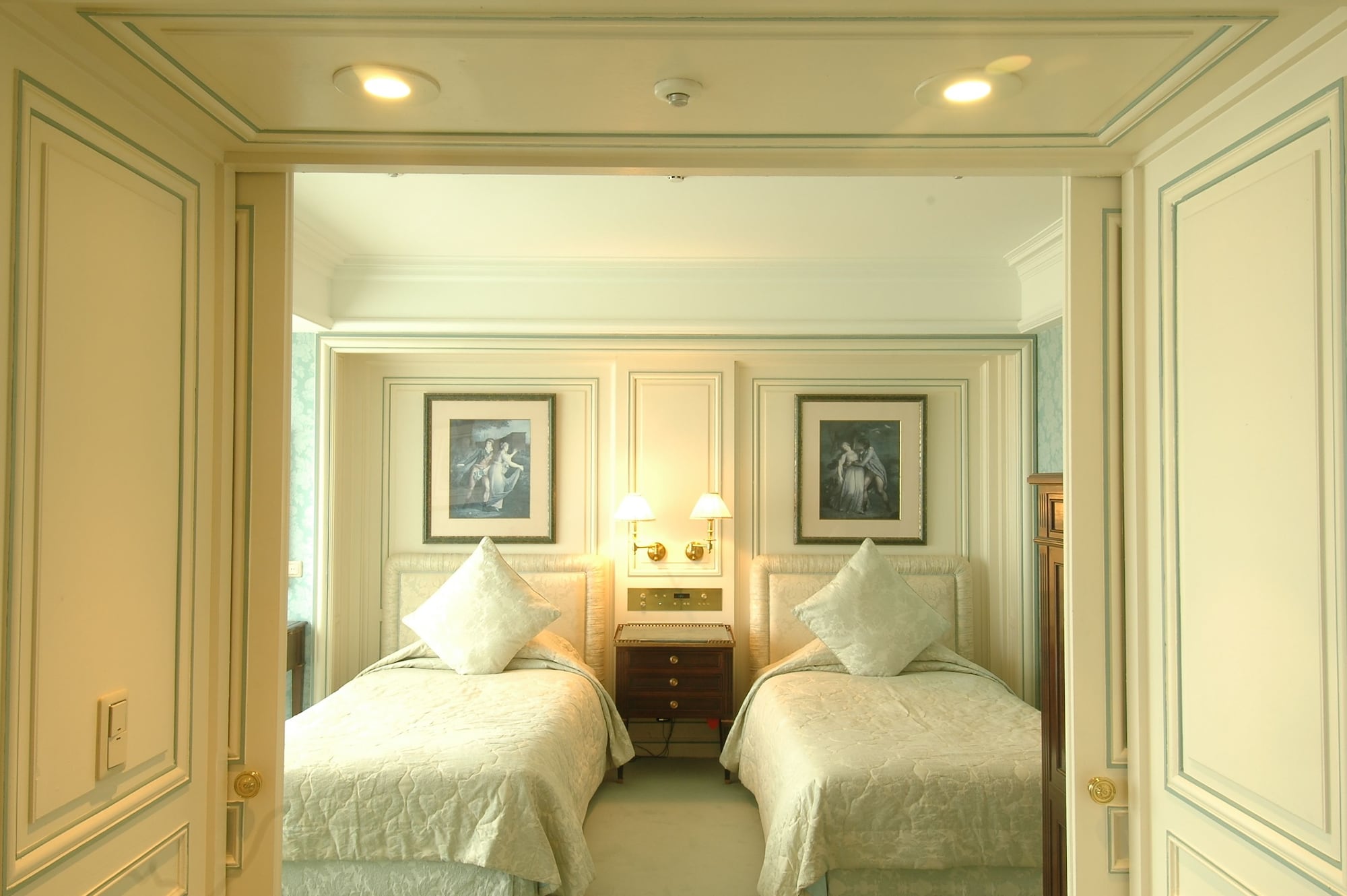 TOWER, SUITE, TWIN BEDS, HIGH FLOOR