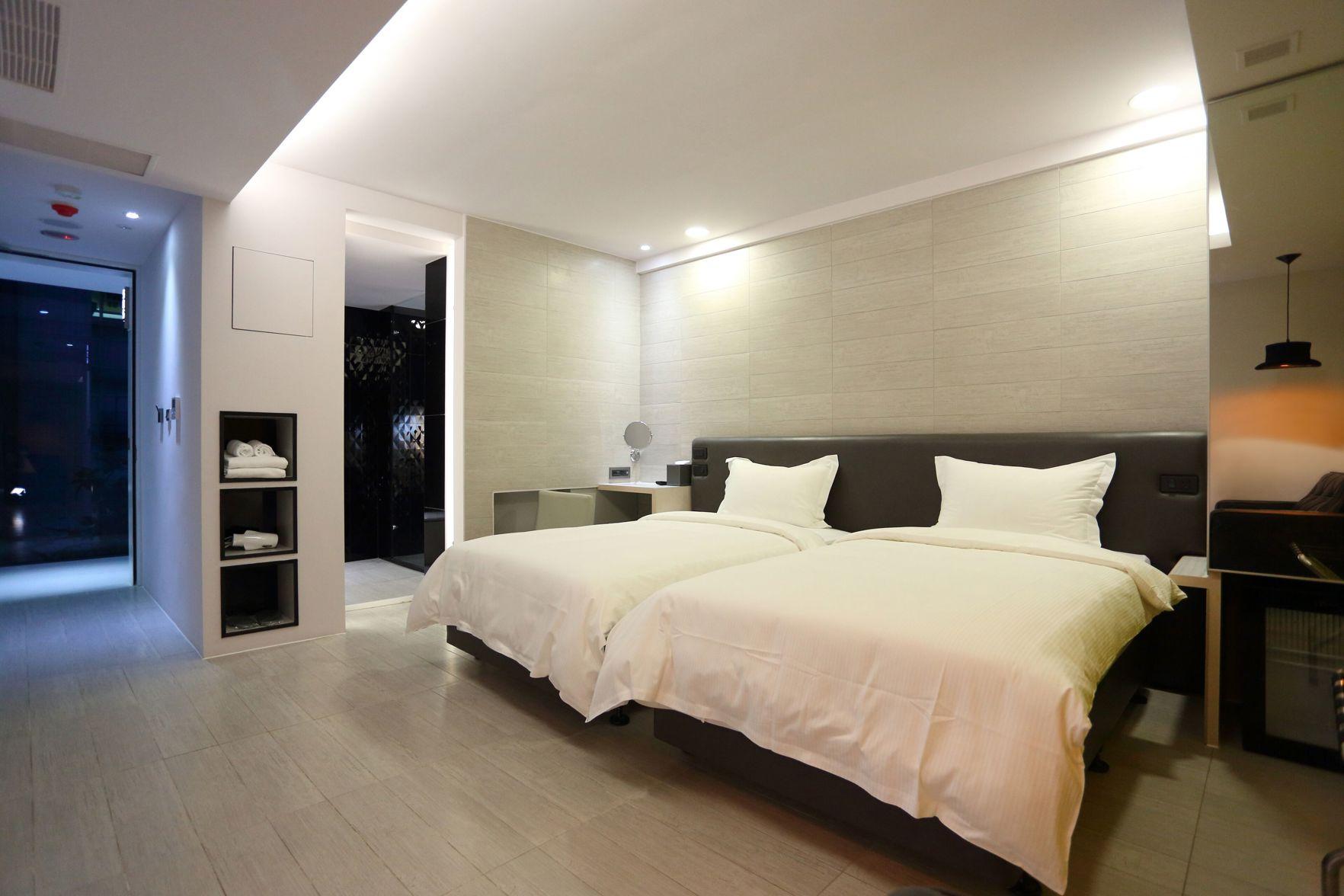 Business, 2 Double Beds, No Window
