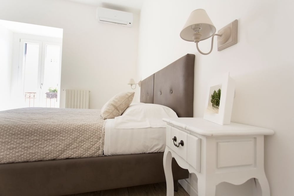 DELUXE, DOUBLE OR TWIN BED