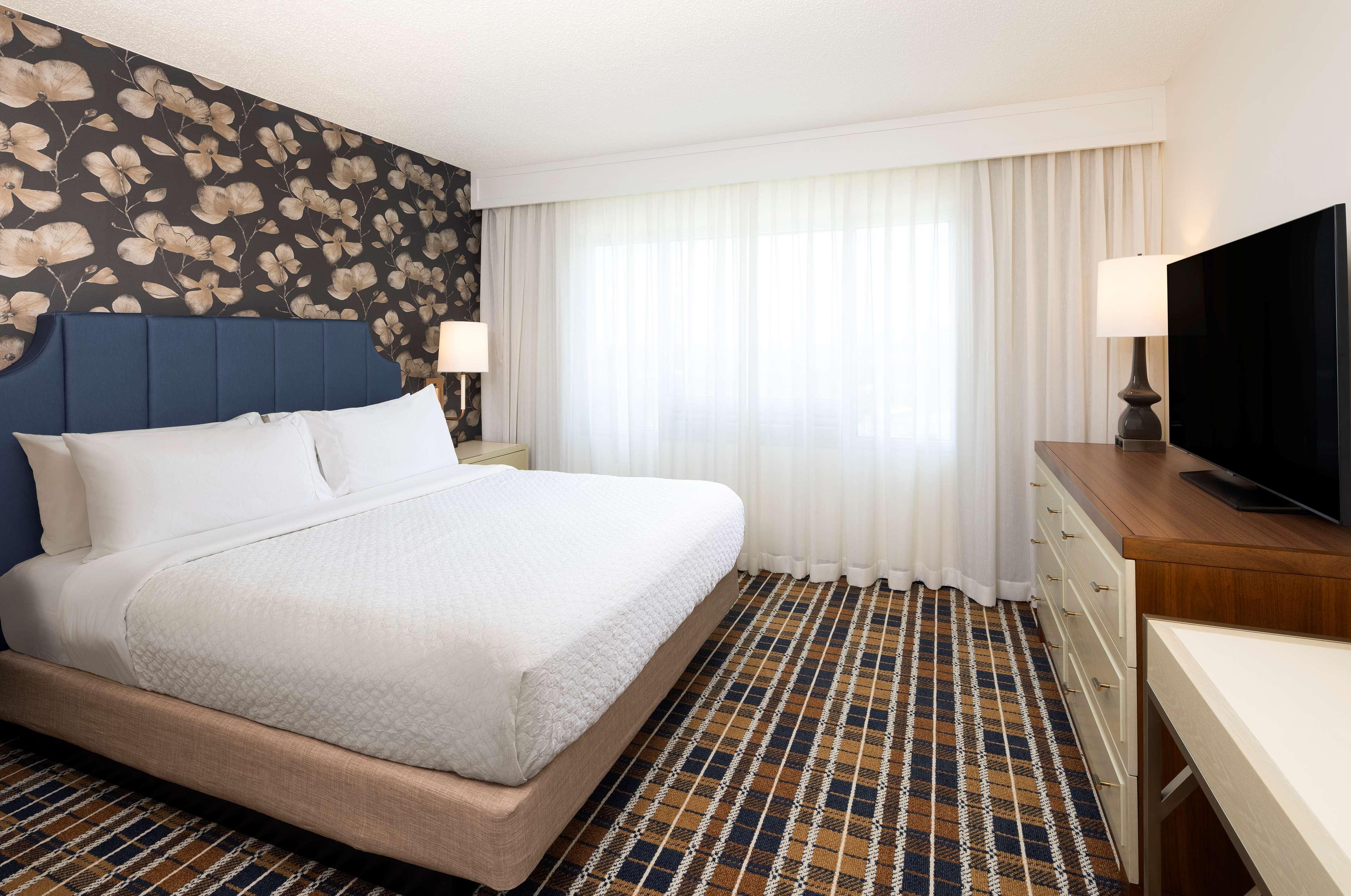BOARDROOM, 2 ROOMS, SUITE, KING BED