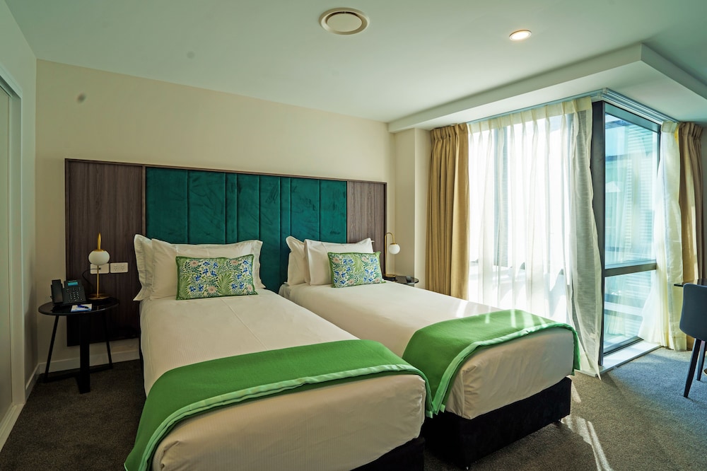 STUDIO, TWIN BEDS