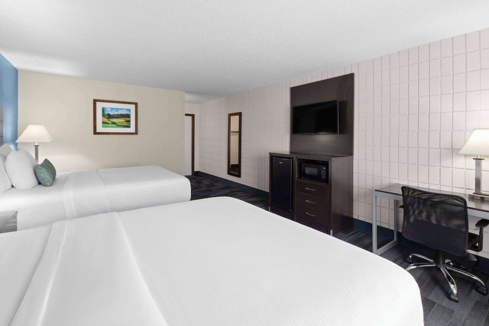 Baymont Inn and Suites by Wyndham Farmington, MO 17/62