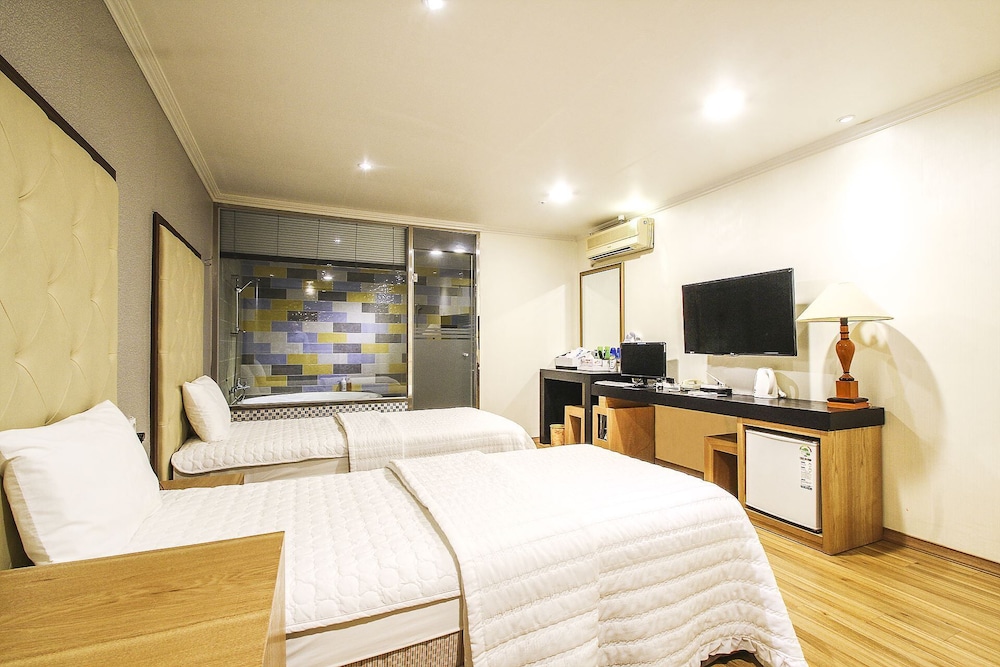 Central Hotel 20/46