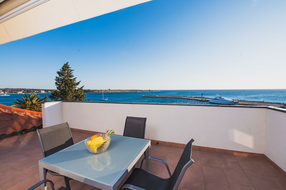 Apartments By The Sea Semy 22/38