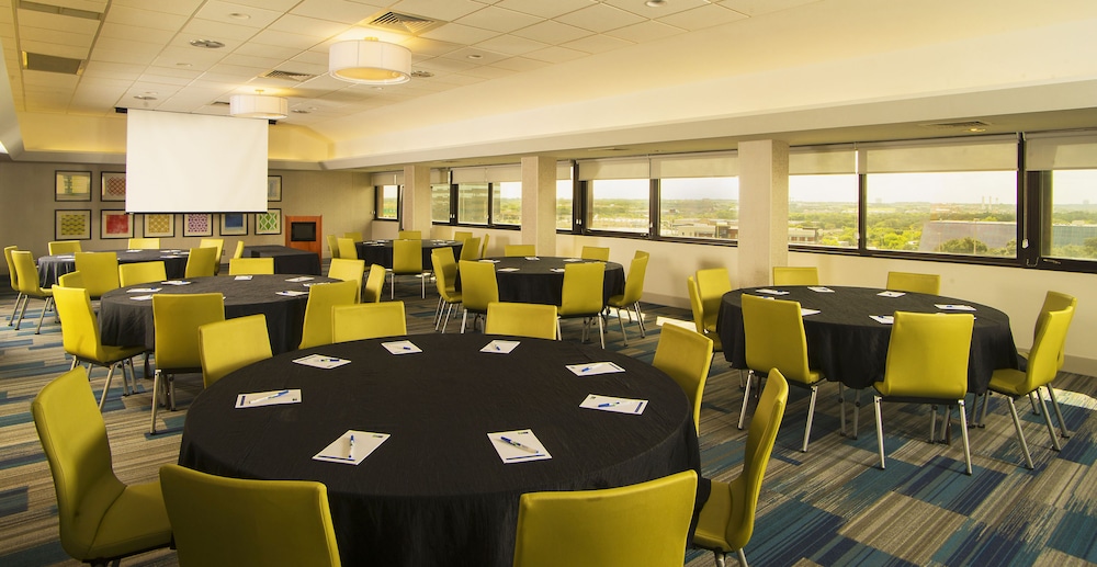 Holiday Inn Express San Antonio-Airport 47/57