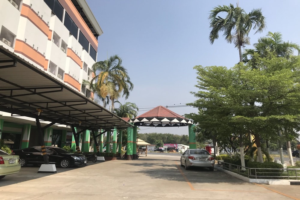 Lopburi Residence Hotel 38/46