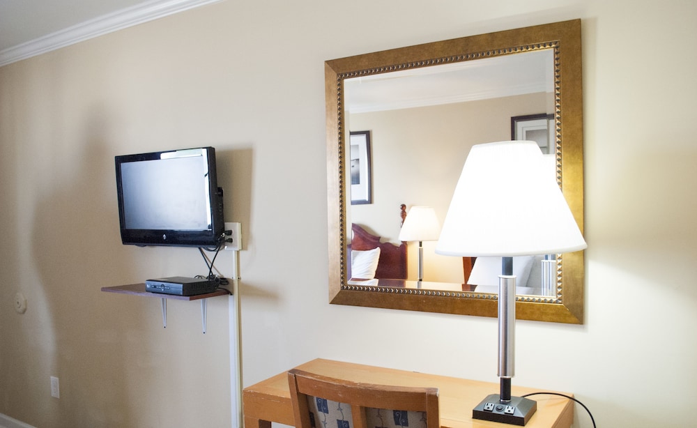 Boardwalk Hotel Charlee Beach House Rentals 21/50