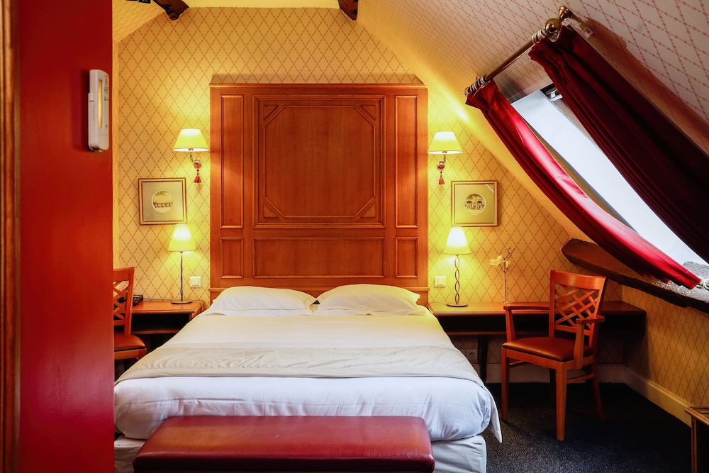 Hotel De Fleurie 12/50