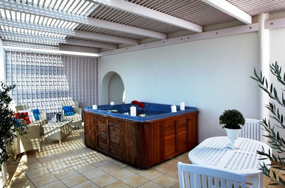 Mitos Suites 8/62