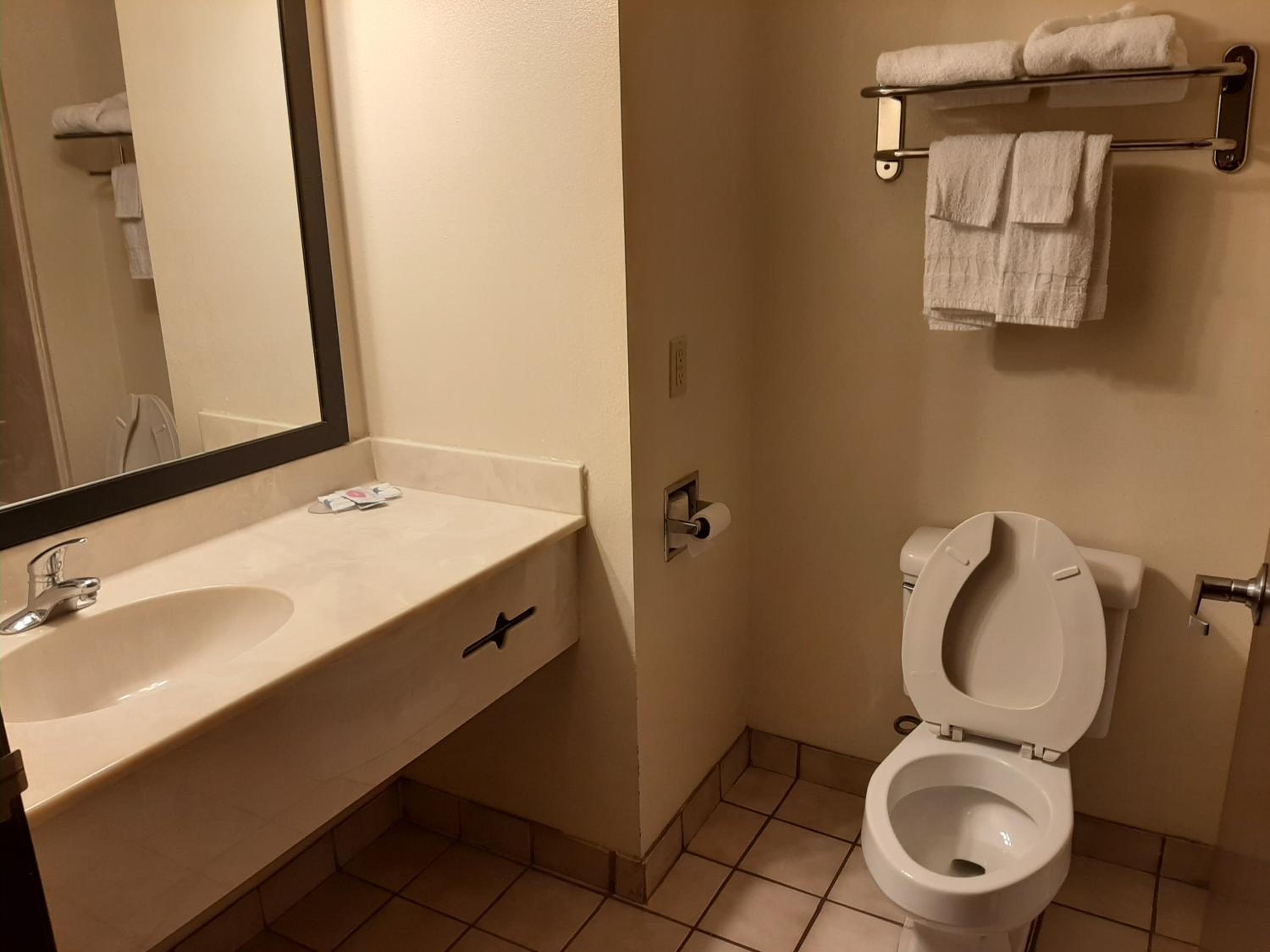 غرفة بسرير كينج، Baymont Inn And Suites Carthage 4/6