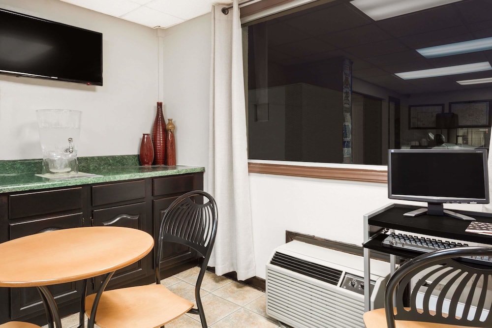 Super 8 By Wyndham Greensboro 16/29
