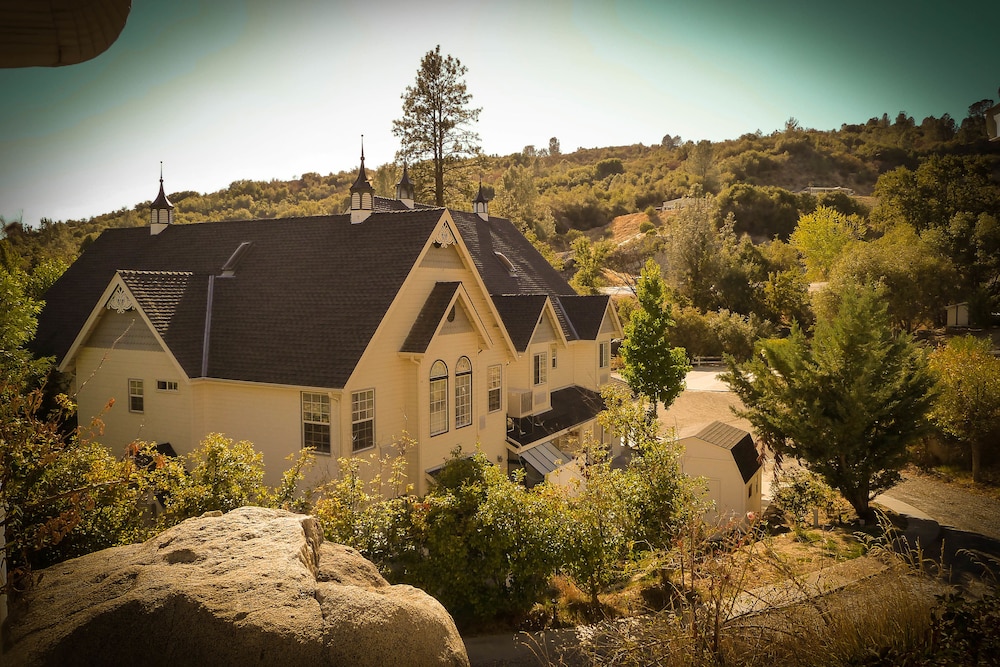 Hounds Tooth Inn 7/50