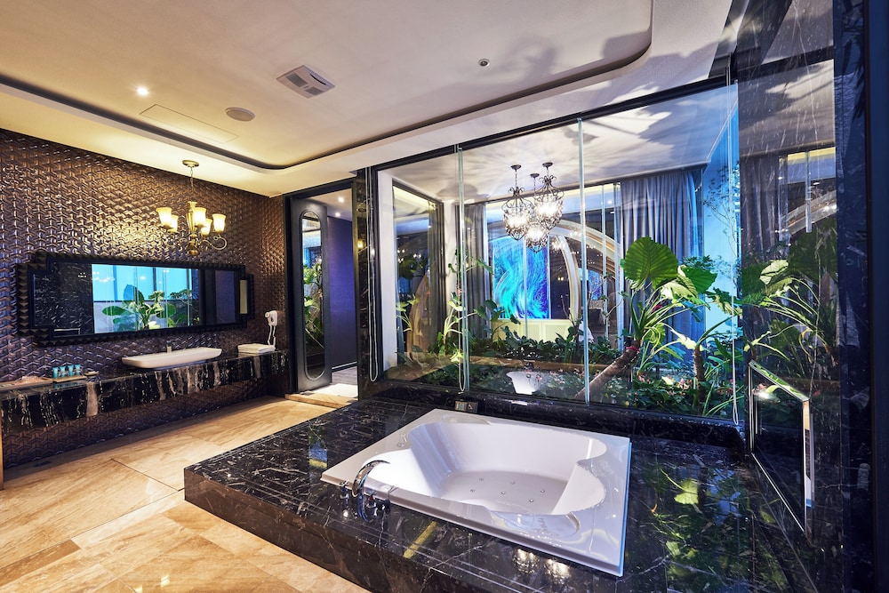 The Castle Ballet Taichung A Boutique Hotel 75/77