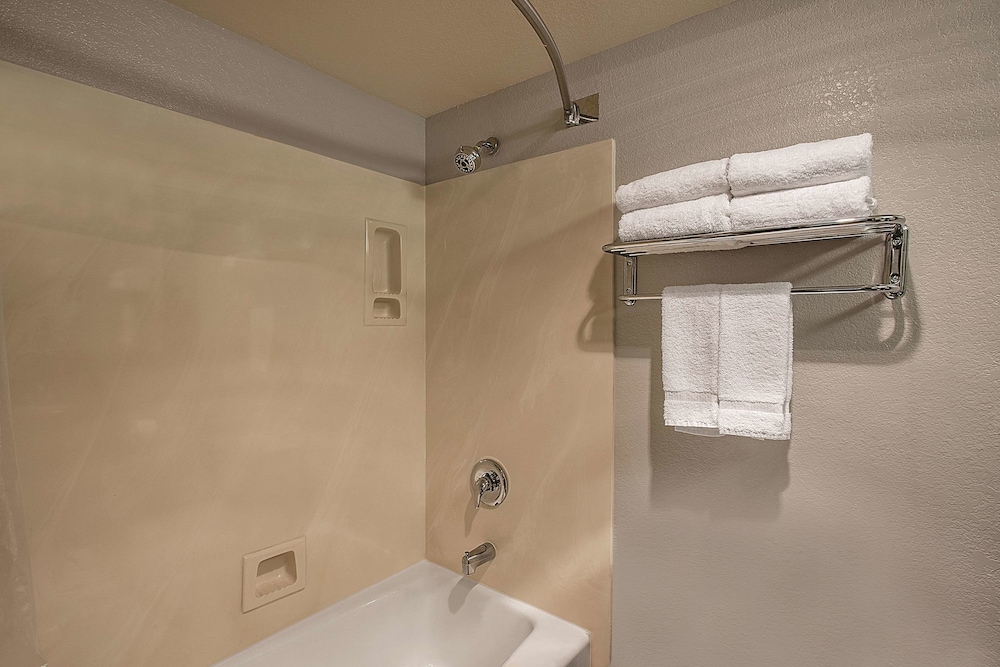 La Quinta Inn & Suites by Wyndham Davis 12/41