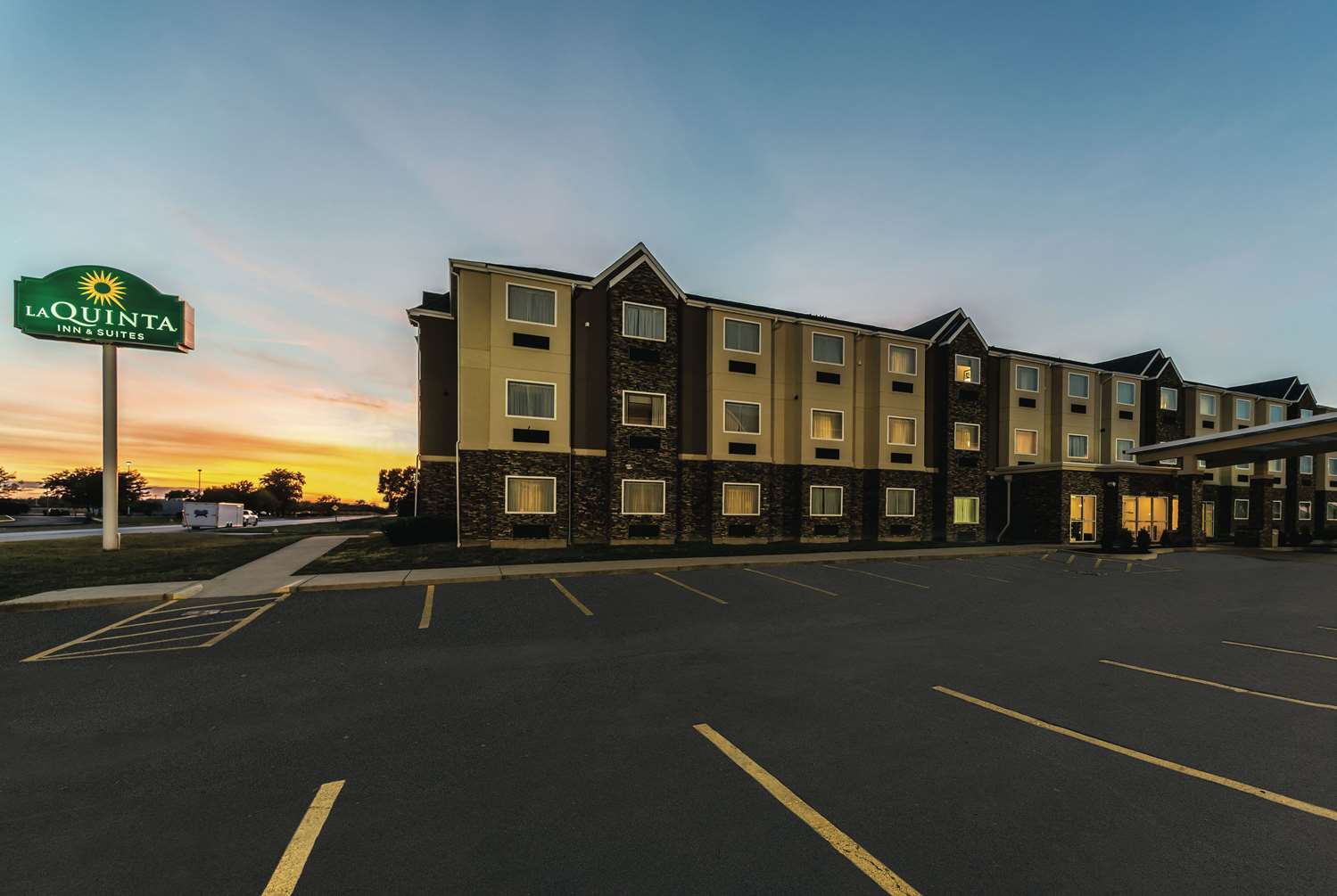 La Quinta Inn & Suites by Wyndham Collinsville - St. Louis 33/42