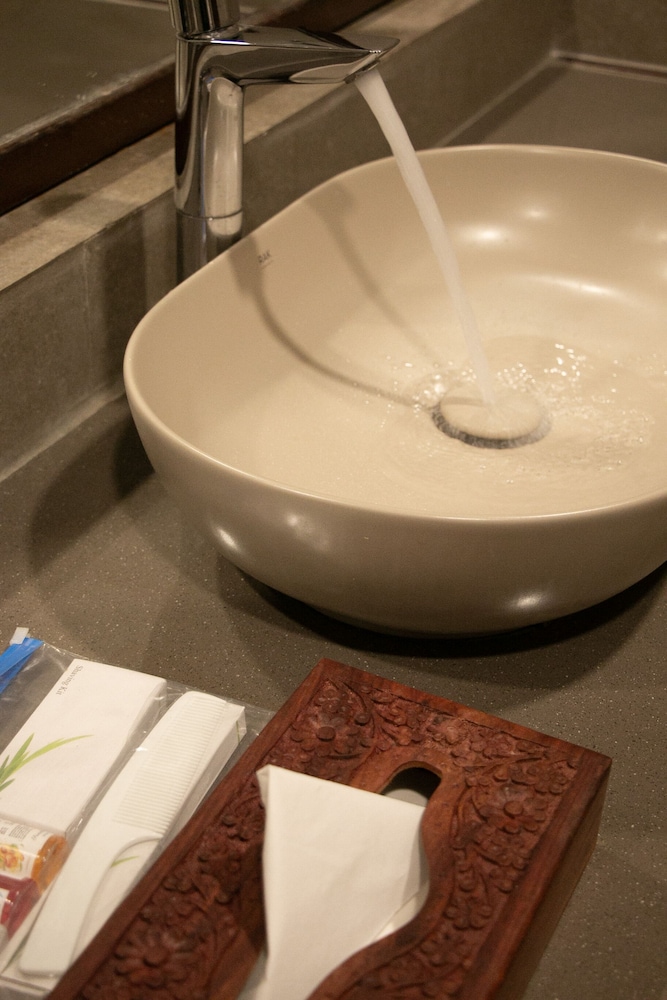 Kashi Anandam Signature Collection by Eight Continents 32/33