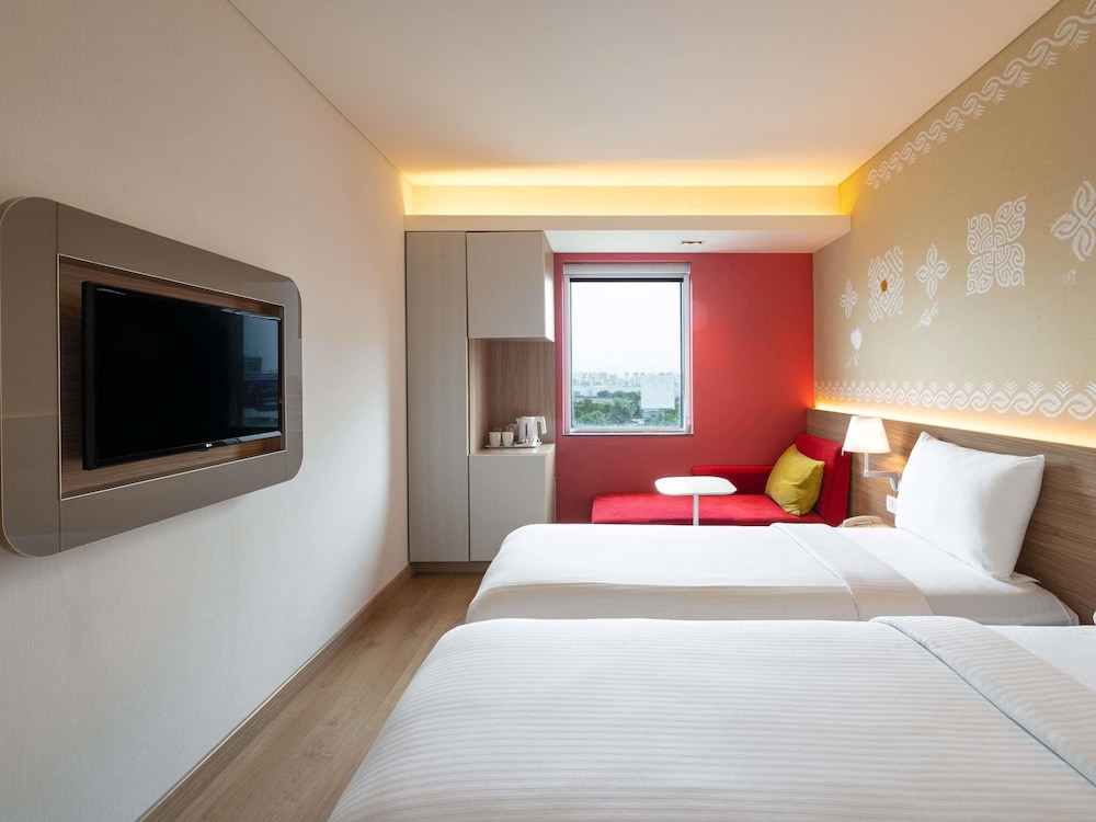 SUPERIOR, TWIN BEDS, CITY VIEW