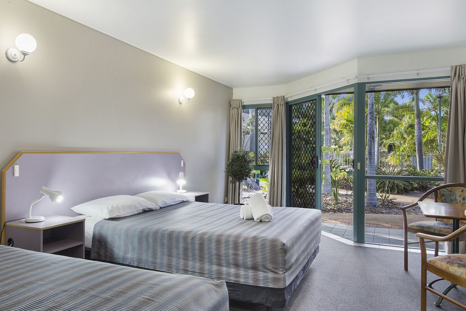 ROOM, TWIN BEDS