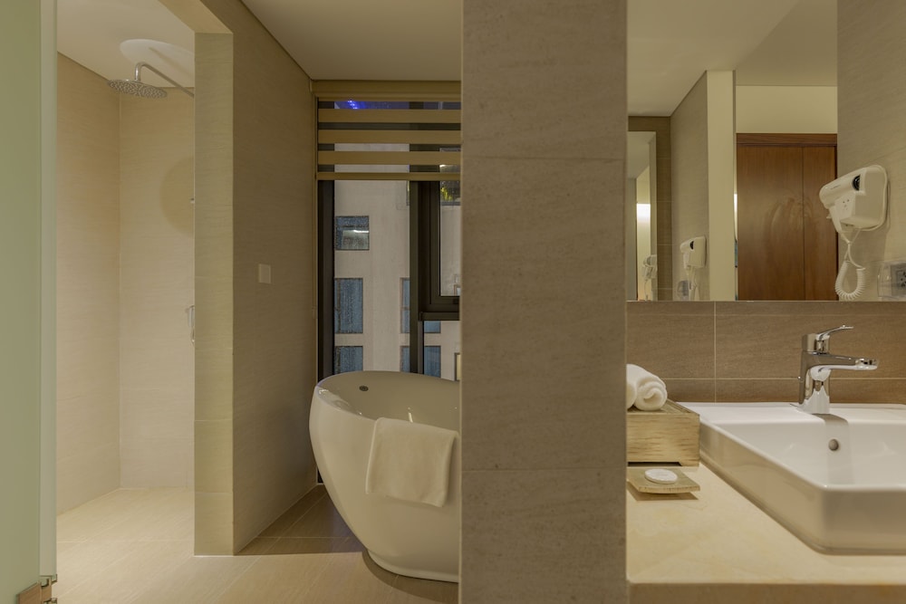 Maximilan Danang Beach Hotel 47/48