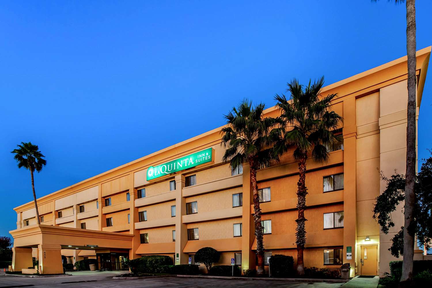 La Quinta Inn & Suites by Wyndham Houston Baytown East photo3