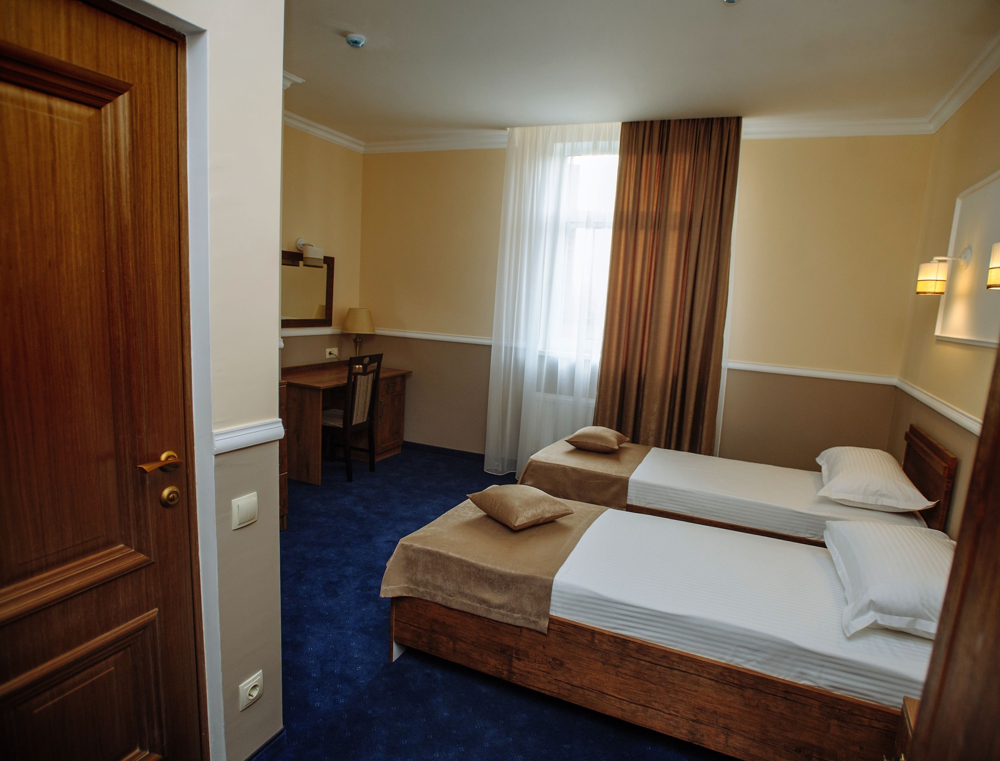 ROOM, TWIN BEDS