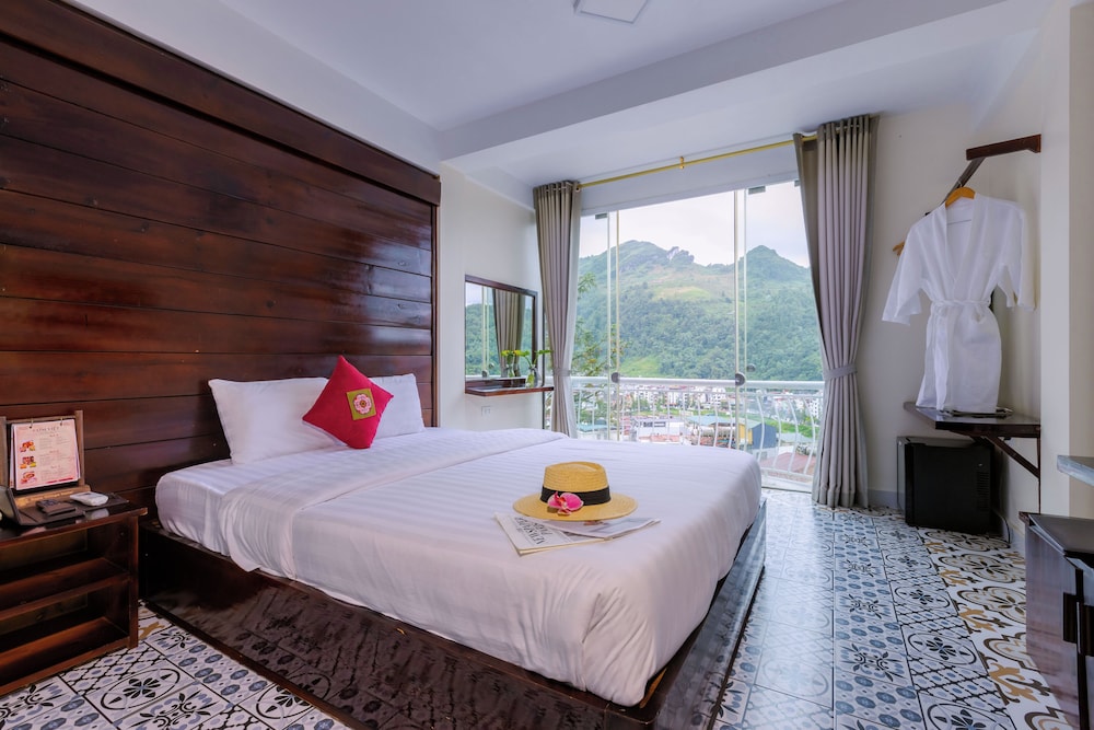 SENIOR, DOUBLE BED, PANORAMIC CITY VIEW, BALCONY