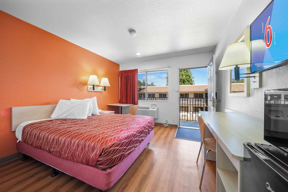 غرفة قياسية بسرير كوين