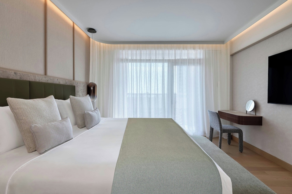 2 Bedrooms, Governor, Suite, Double and Twin Beds, Sofa, Balcony