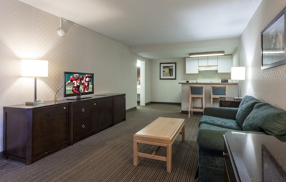 Red Roof Inn & Suites DeKalb 37/40