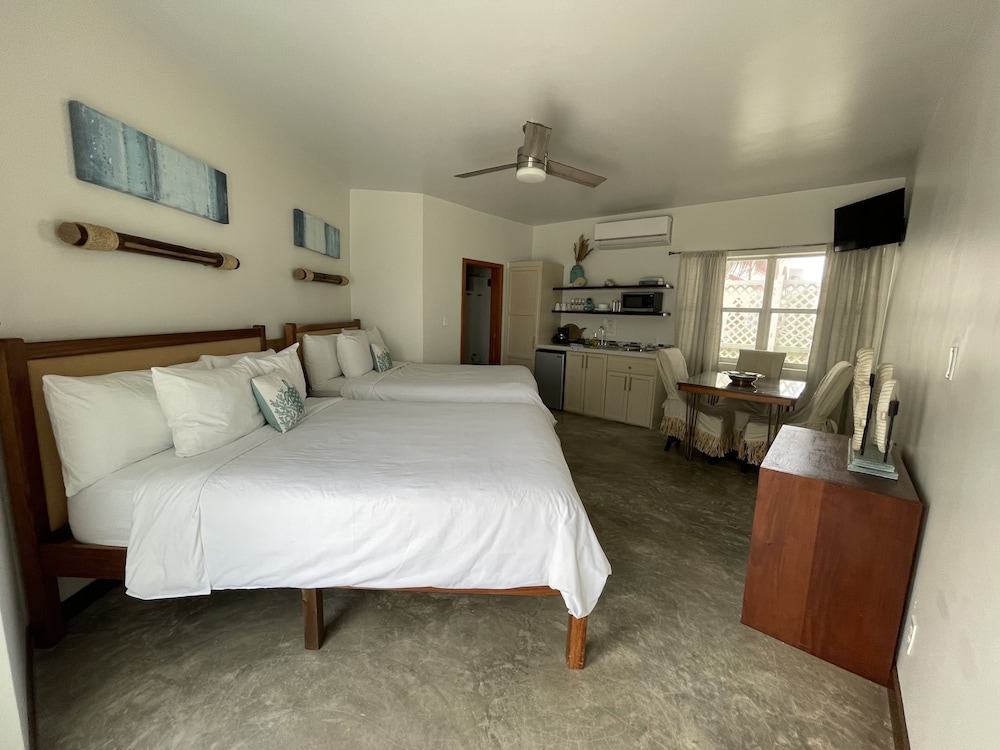 JUNIOR SUITE, 2 QUEEN BEDS, OCEAN VIEW, POOL DECK
