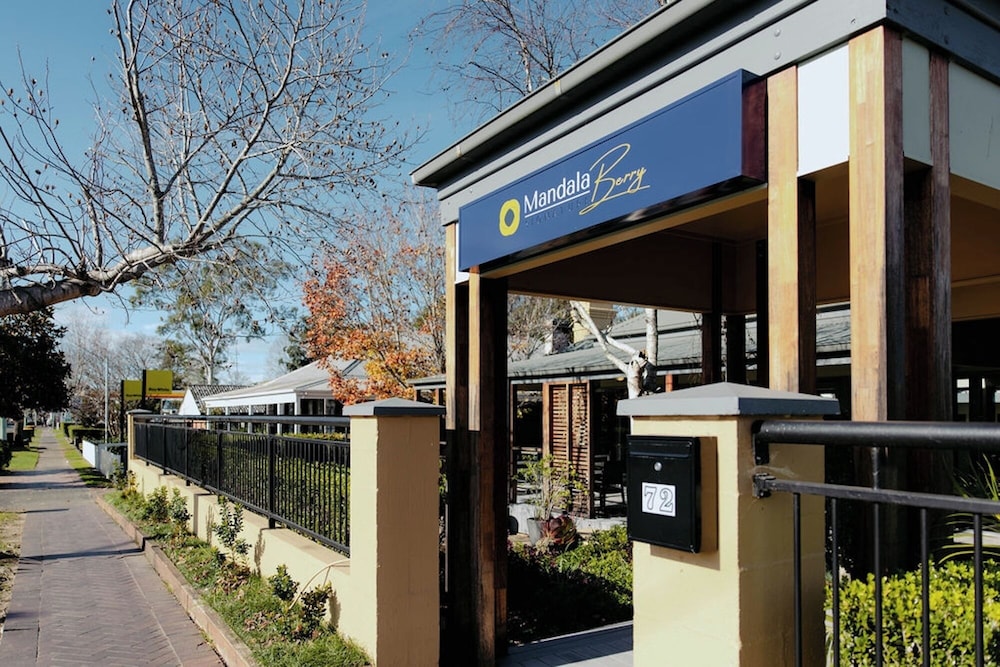 BERRY VILLAGE BOUTIQUE MOTEL 1/49