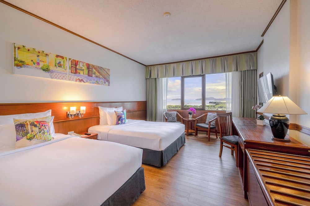 غرفة بريميير سوبيريور بإطلالة جزئية على البحر، Royal Phuket City Hotel 3/10