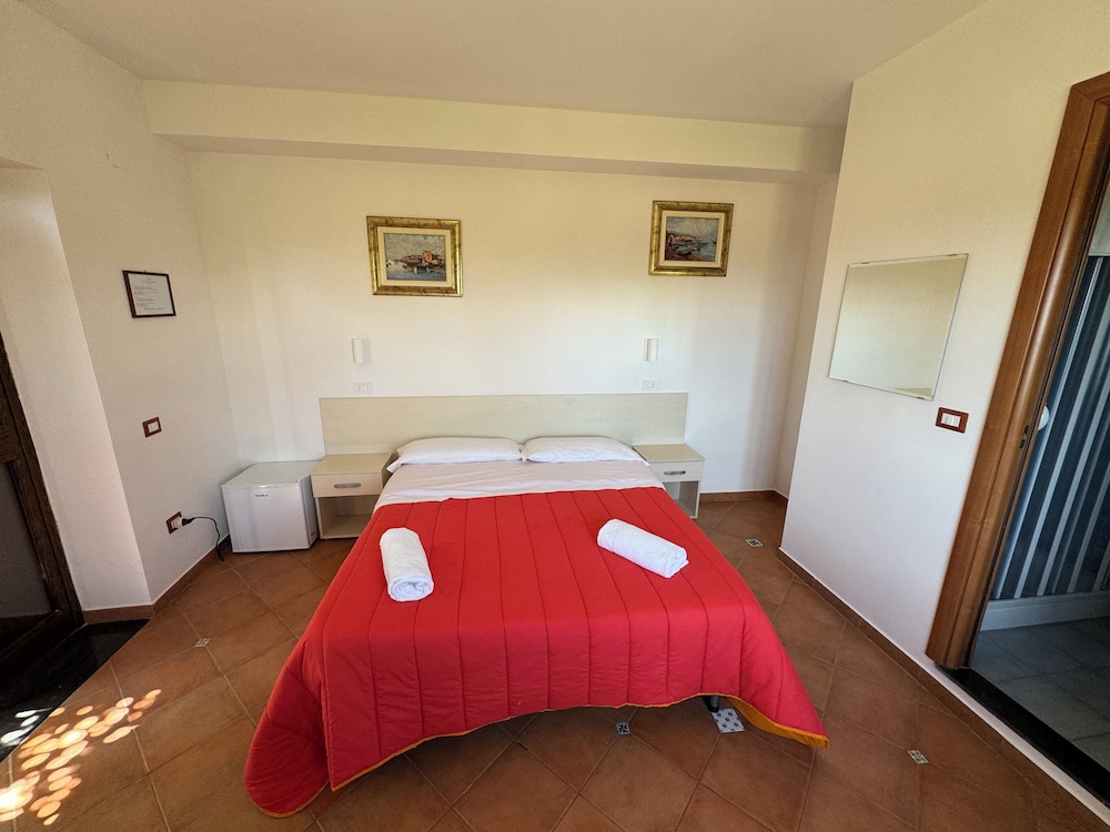 Deluxe, Queen Bed, Garden Area