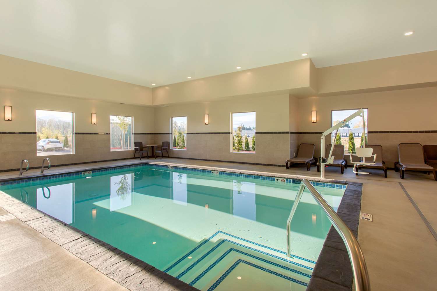 Comfort Suites Burlington Near I-5 16/37