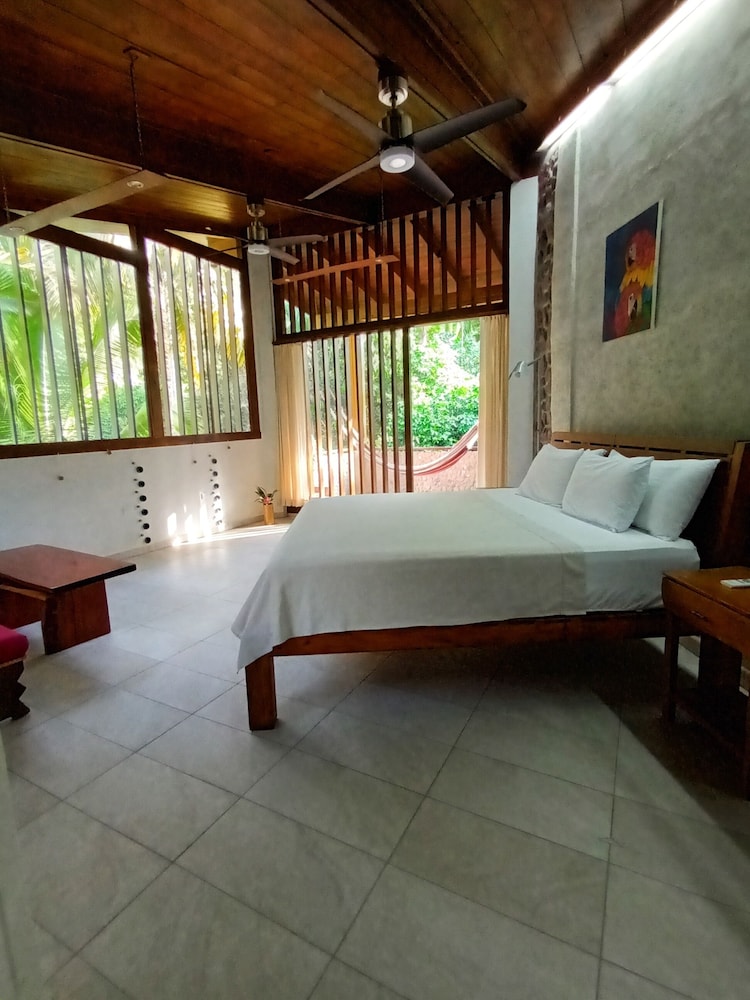 Ara, King Bed