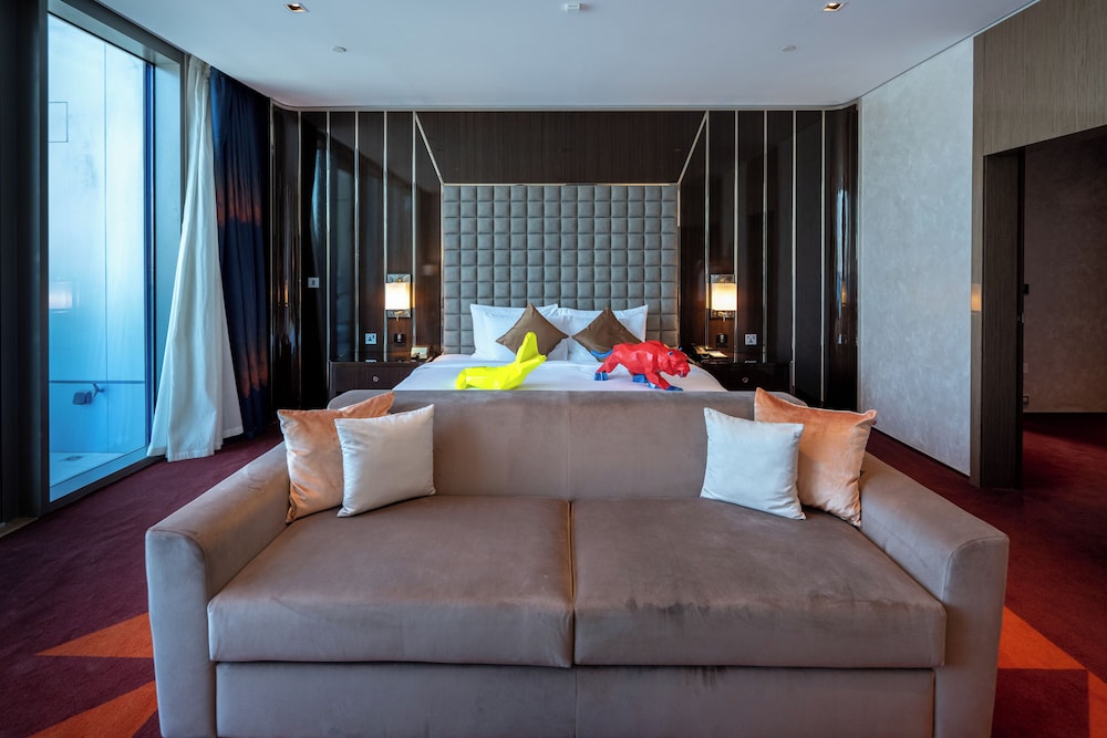 Hyde Hotel Dubai 9/80