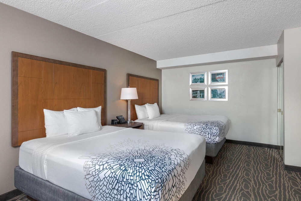 Suite, 2 Queen Beds, Accessible