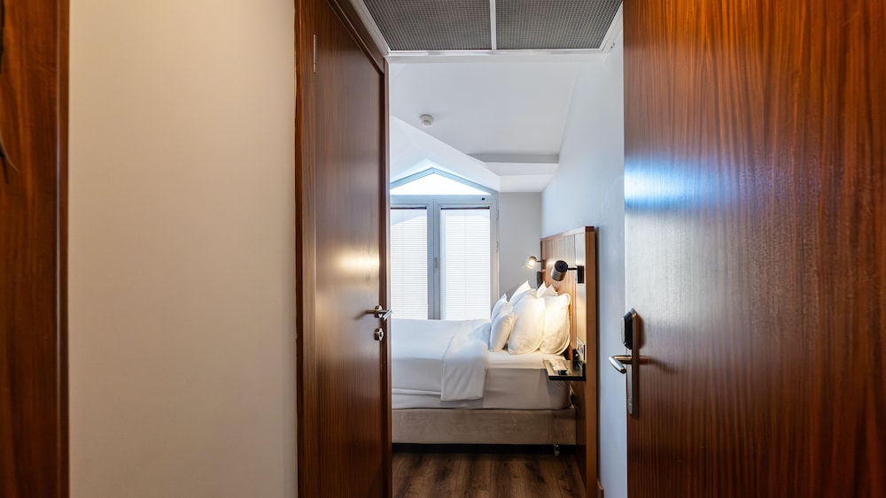 Discovery Hotel 69/69