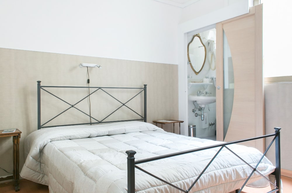 ROOM, DOUBLE BED