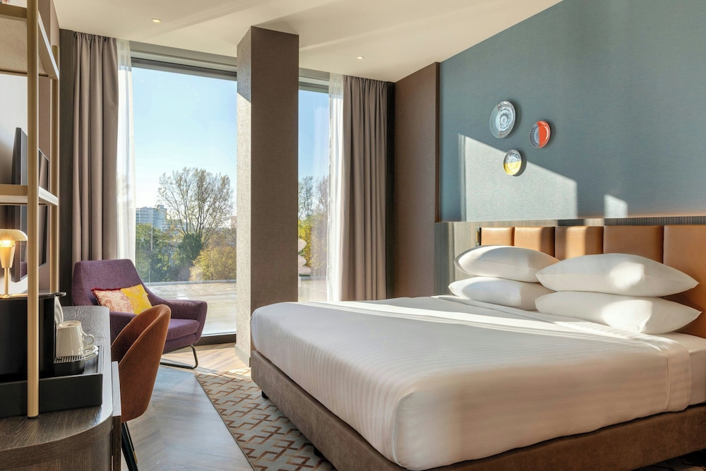 DELUXE, KING BED