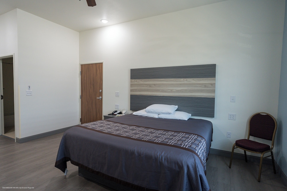 The Bungalows Hotel Event Center 26/61