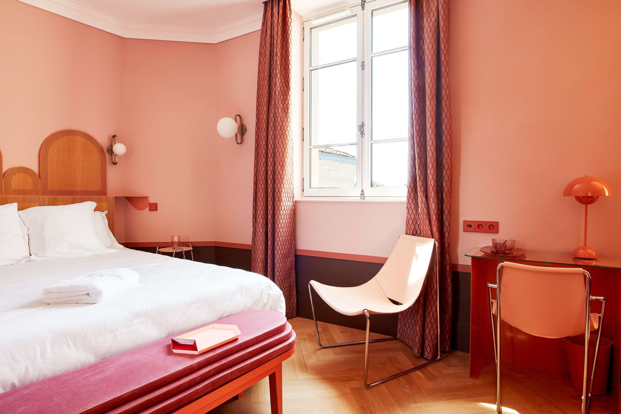 DELUXE, QUEEN BED