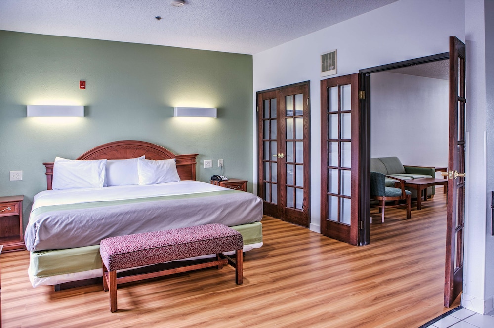DELUXE, SUITE, KING BED