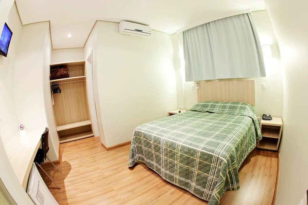 Golden Hotel 13/40