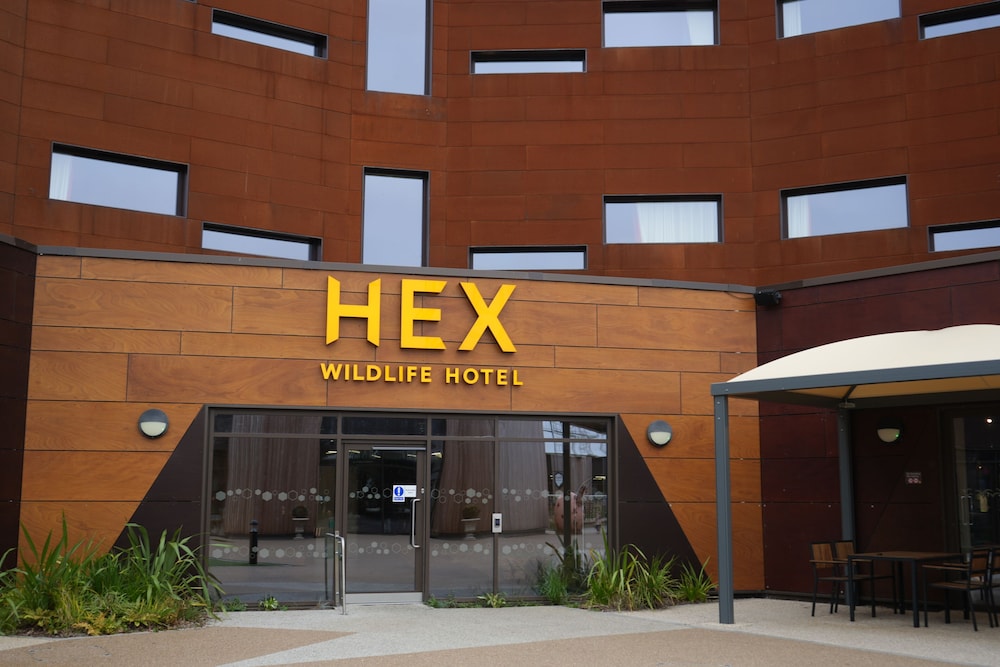 Hex Wildlife Hotel at Yorkshire Wildlife Park 2/36