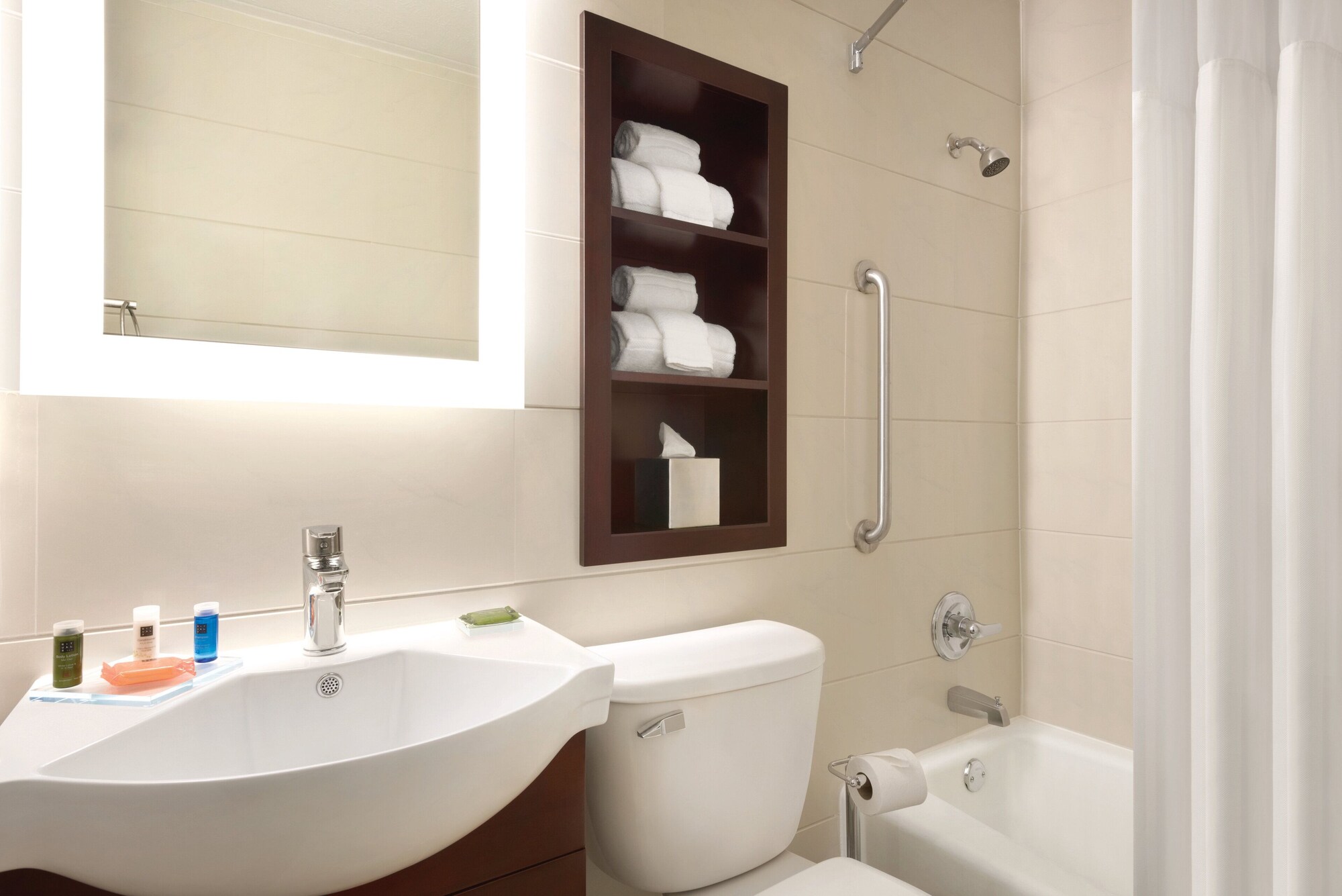 غرفة قياسية بسرير كوين لذوي الإعاقة، Holiday Inn Bloomington Normal 3/5