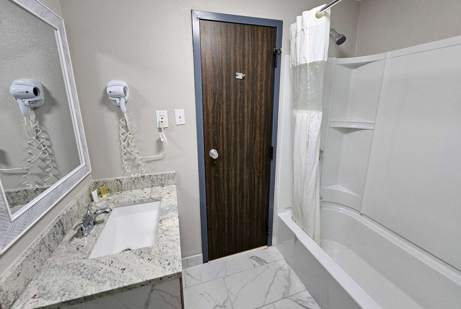 Days Inn By Wyndham Berlin Meriden 25/27